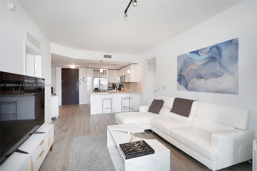 Building Photo - 999 SW 1st Ave