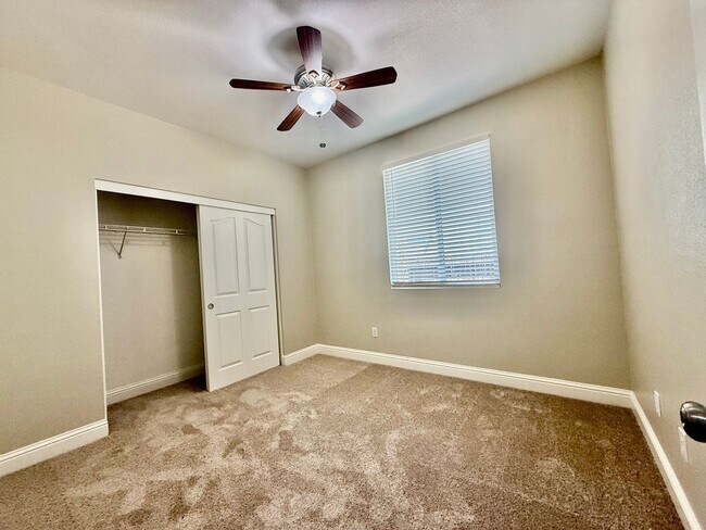 Building Photo - Beautiful home near Woodcreek high school