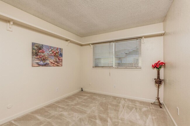 Building Photo - Beautiful 4/2 home