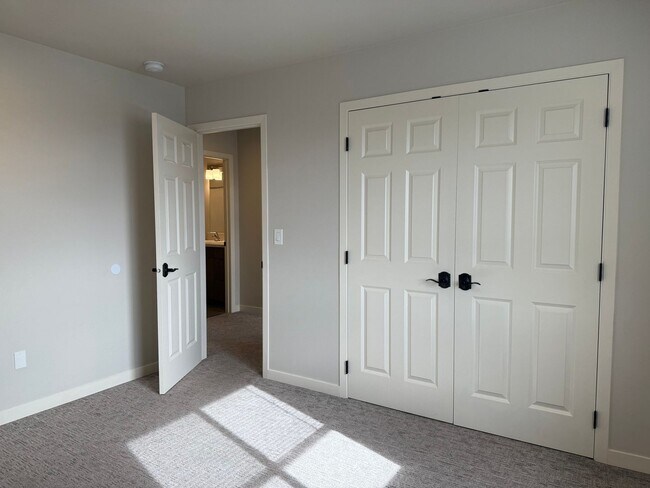 Building Photo - 7415 Saddlebrook Lp