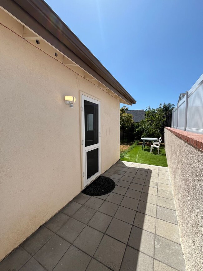 Building Photo - MOVE IN READY studio w/appliances + utilit...