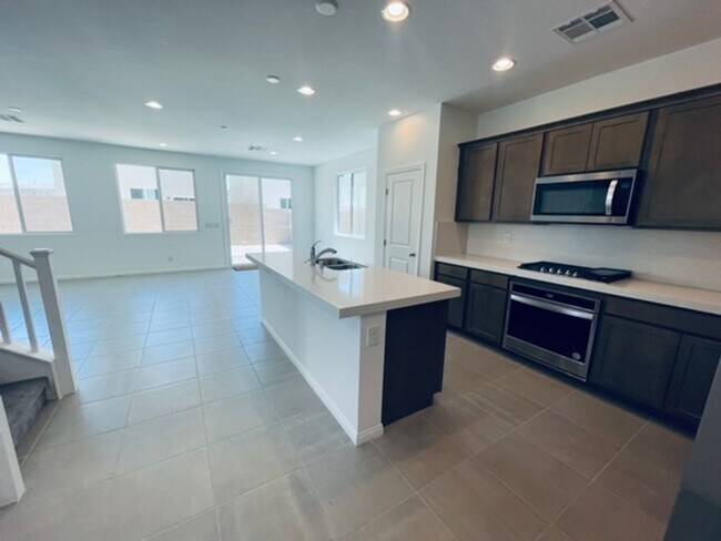Building Photo - BEAUTIFUL 4 BEDROOM + LOFT HOME LOCATED IN...