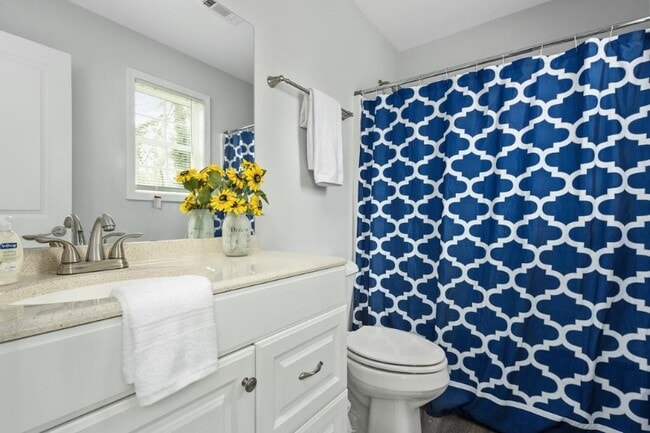 Building Photo - 855 Dodge St S E