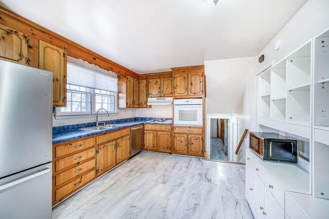 Building Photo - Spacious Chesterfield Home Move In Ready