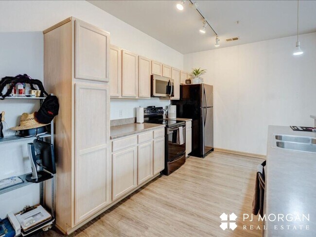 Building Photo - Great downtown location!