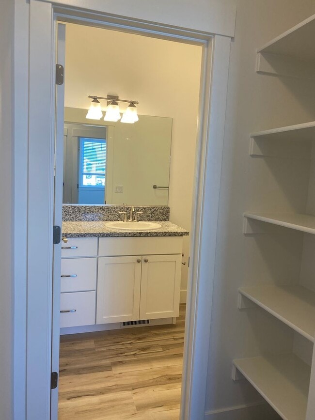 Building Photo - 3 bed 1 additional office space and 2.5 ba...