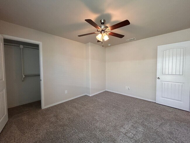 Building Photo - 4 bedroom 3 bathroom