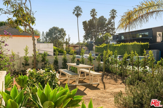 Building Photo - 818 Palms Blvd