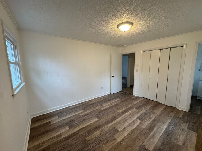 Building Photo - Move-in Ready!