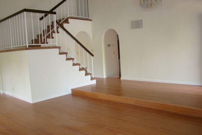 Building Photo - 5-Bedroom, laminate floors, new carpet, 1 ...