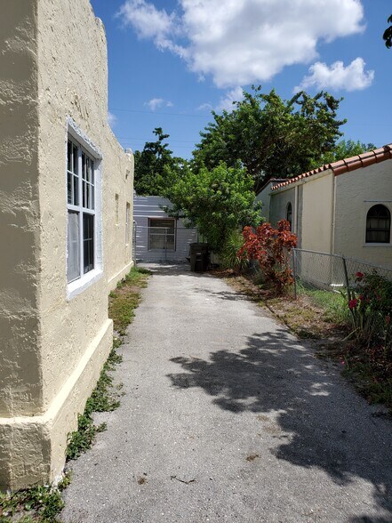 Building Photo - 613 El Prado