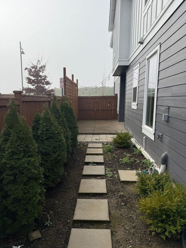 Building Photo - Hillsboro Townhouse/Condo