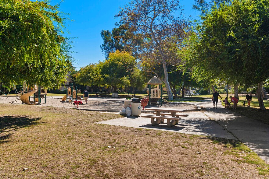 Building Photo - 3216 Caminito Eastbluff