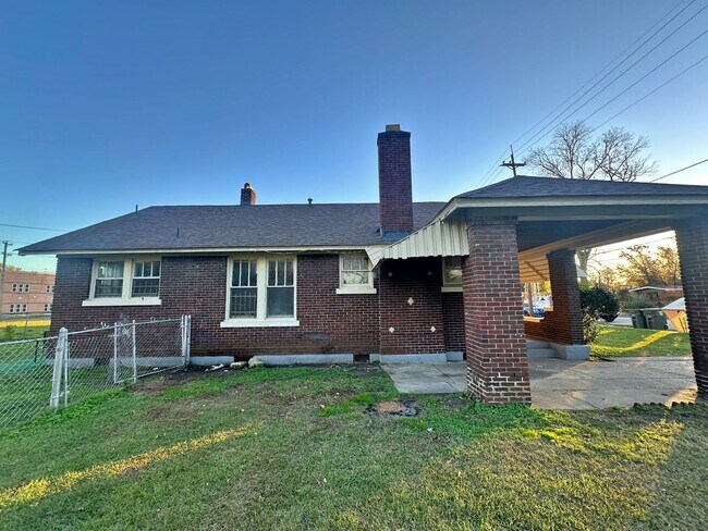 Building Photo - Spacious 3 Bedroom Brick Home Now Availabl...