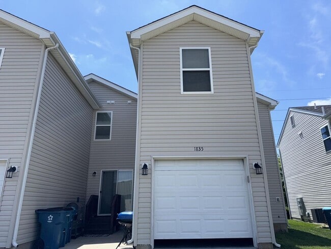 Building Photo - Beautiful 3 Bedroom / 2.5 Bath for Rent in Maryland Heights !