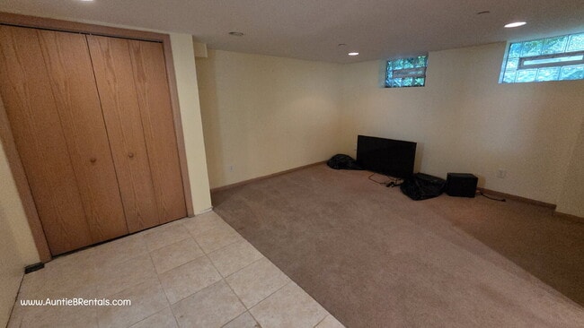 Building Photo - Spacious 3 Bed Duplex with Office + Bonus ...