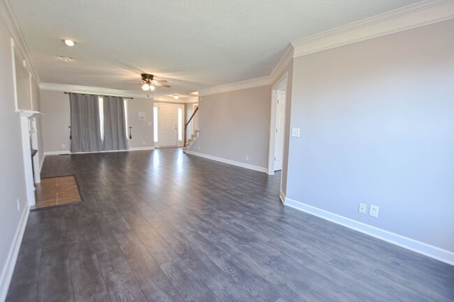 Building Photo - Pet Friendly Three Bedroom with Bonus!