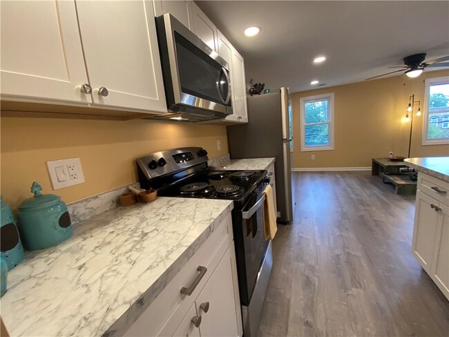 Building Photo - 233 W Commercial St