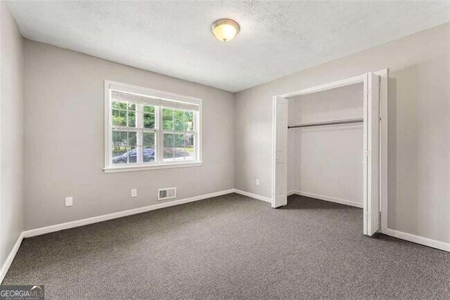 Building Photo - 3027 Lakeridge Dr SE