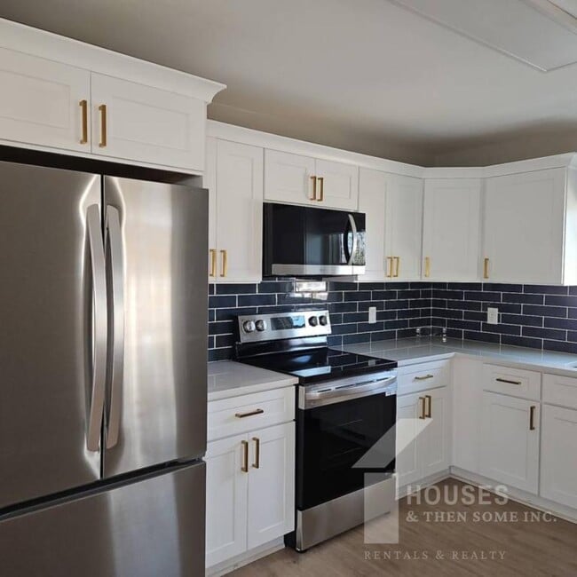 Building Photo - 511 Hampton Ave