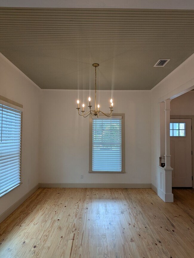 Building Photo - Stunning Fully Renovated 3-Bedroom, 2-Bathroom Cottage-Style Home