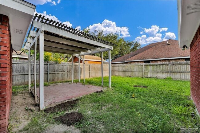 Building Photo - 4621 W Maple Ave