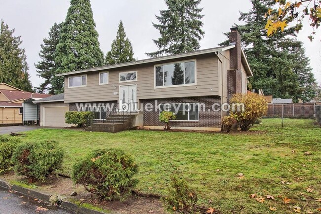 Primary Photo - Newly Remodeled 5 Bed, 2 Bath Home with RV/Boat Parking in Oregon City