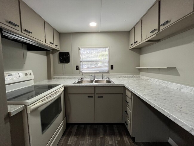 Building Photo - 2/1 Super Cute Newly Remodeled