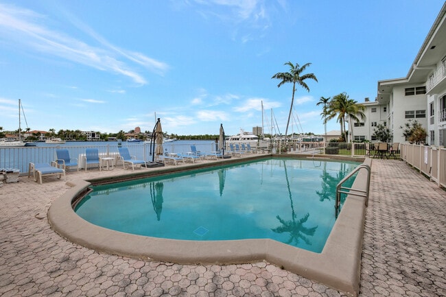 Building Photo - 2727 Yacht Club Blvd