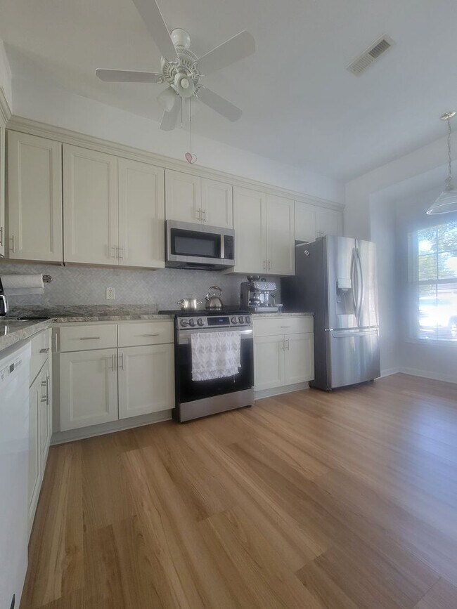 Building Photo - Beautifully Updated Townhouse in Sought-Af...