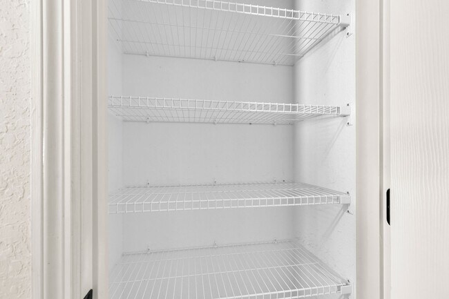 Building Photo - Large 4 Bedroom Rental!