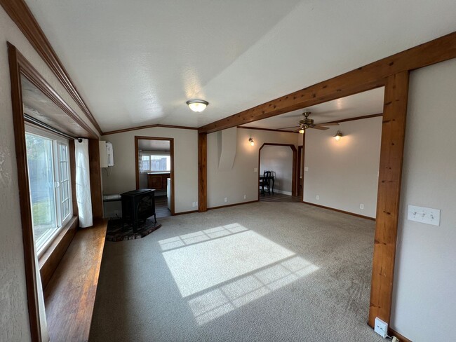 Building Photo - Nostalgic 3-bedroom Farmhouse in Hughson!