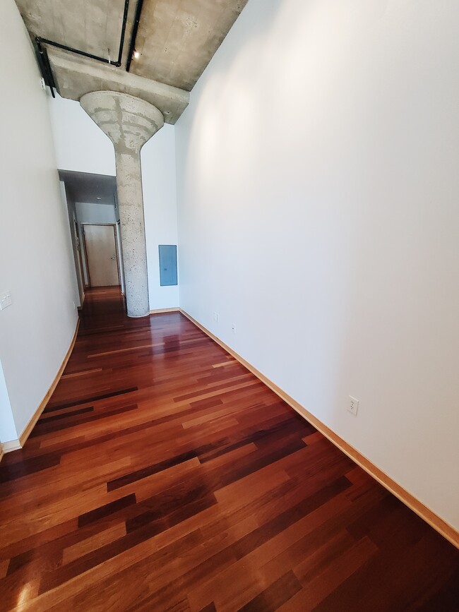 Building Photo - Stunning 1BED/1BATH Third Ward Condo