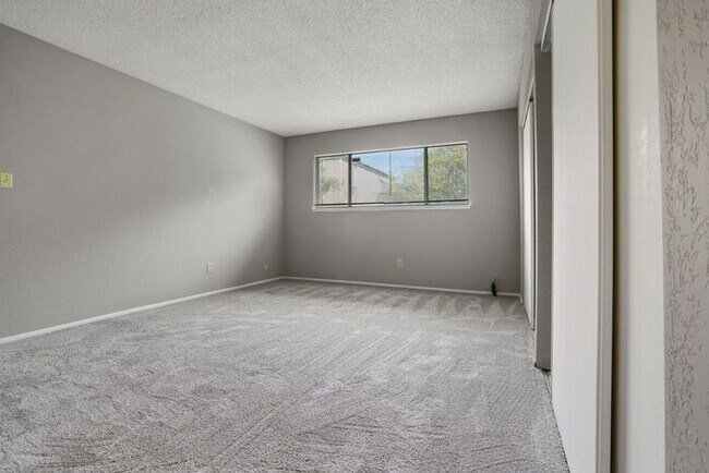 Building Photo - Beautiful duplex locate in Sacramento!