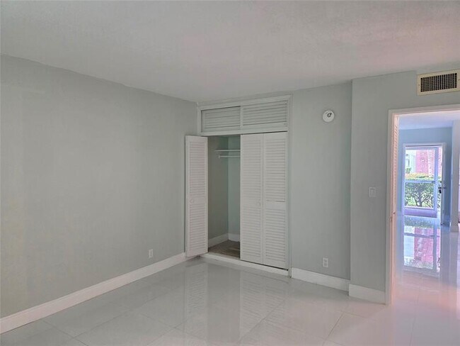 Building Photo - 1971 SE 5th Ct