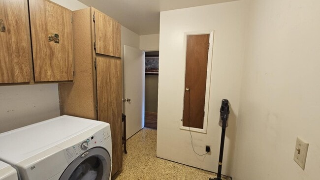 Building Photo - Losleben- House with large yard fully furn...