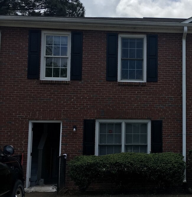 Building Photo - Cute and Adorable Renovated Townhome