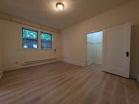 Building Photo - 2532 N Sawyer Ave