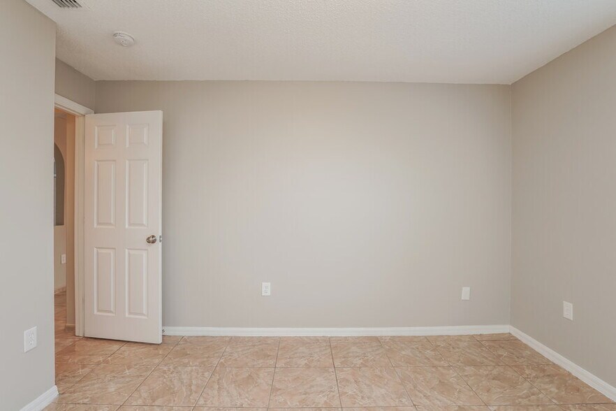 Building Photo - 979 Gascony Ct