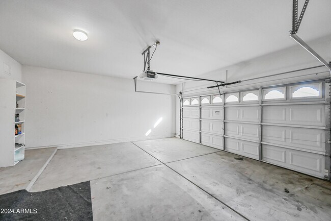Building Photo - 3342 E Oakland St