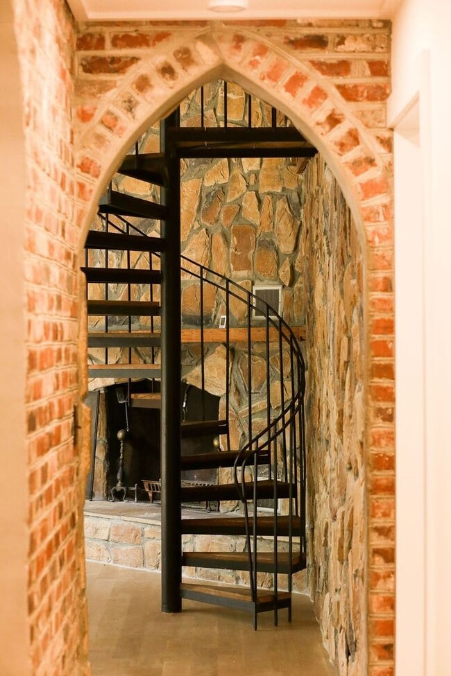 Building Photo - Available 6/15. Stunning, Fully-Rennovated...