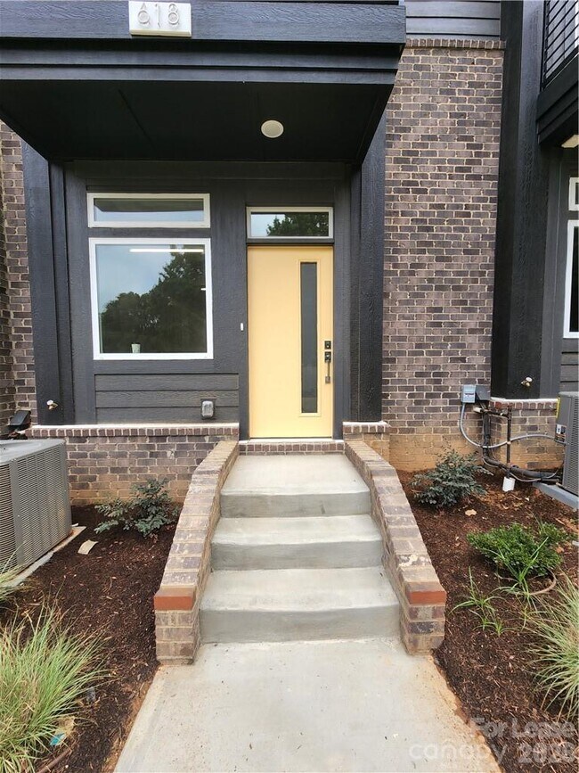 Building Photo - 618 W End Dr