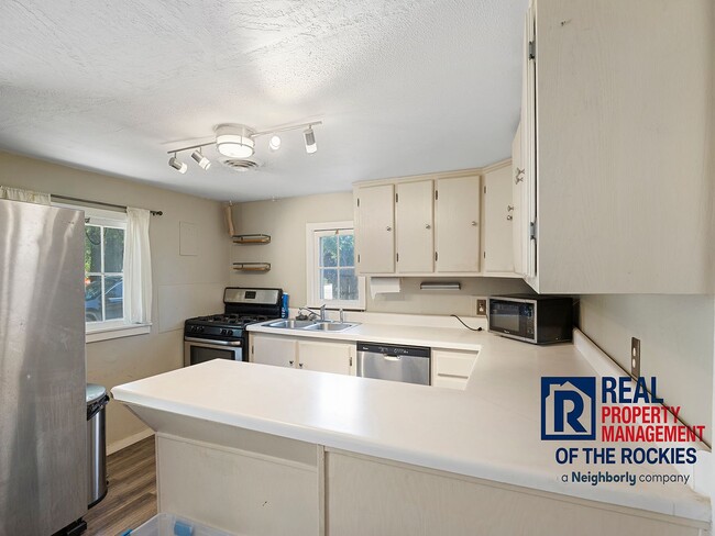 Building Photo - 2 Bed, 2 Bath with Yard, Parking & Laundry – Pet Friendly