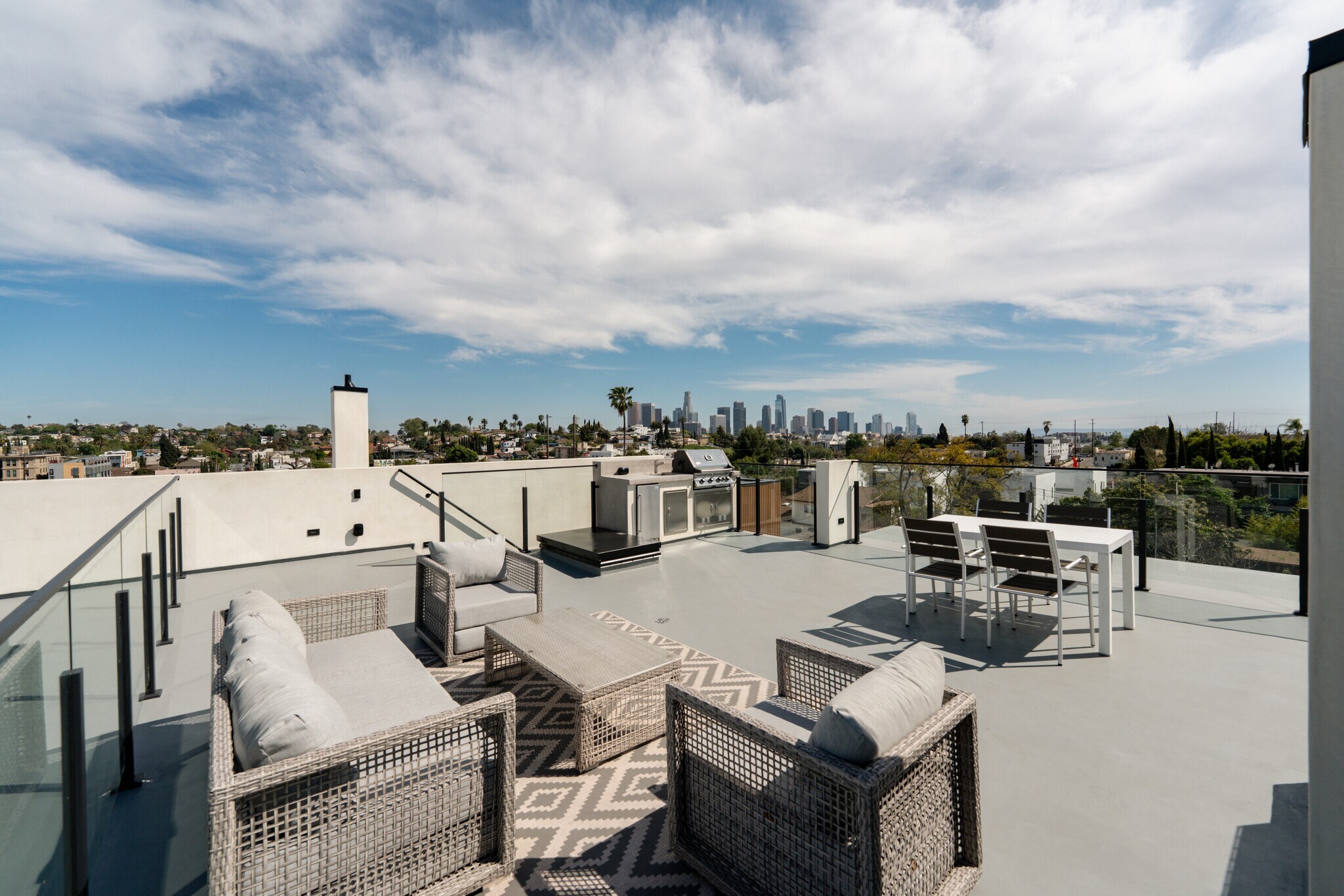 Spacious rooftop offering panoramic 360° views with clear sights of downtown highrises - 836 Waterloo St