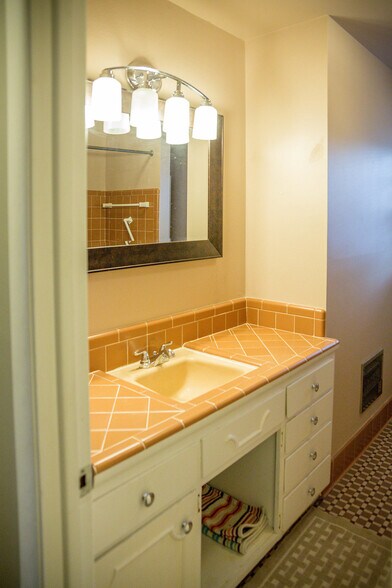 Building Photo - 4350 E 60th St