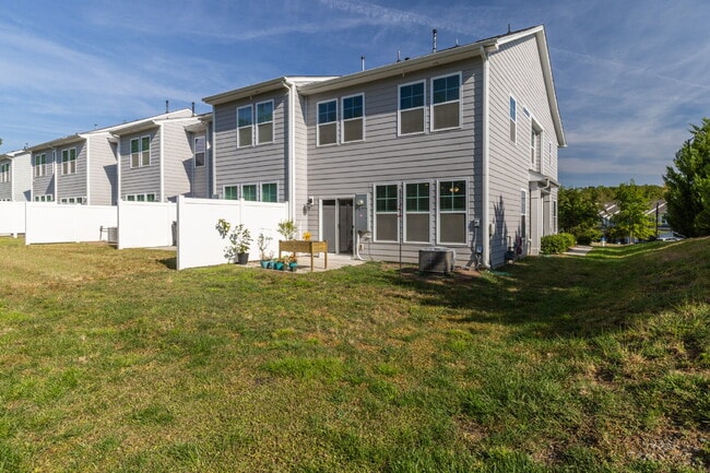 Building Photo - 3 bedroom 2.5 Townhouse with Office in Lak...