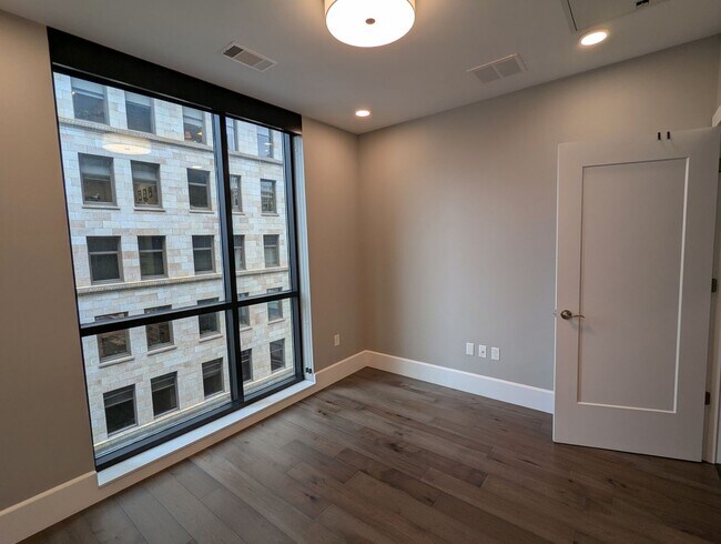Building Photo - Stunning Downtown 1 Bedroom Condo at The L...