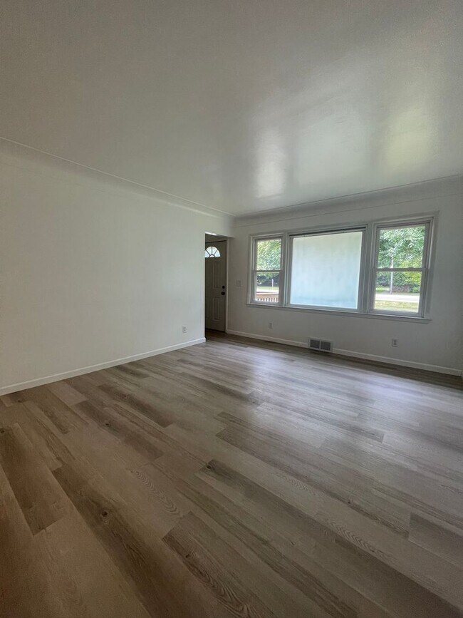 Building Photo - Three Bedroom Home in Richland