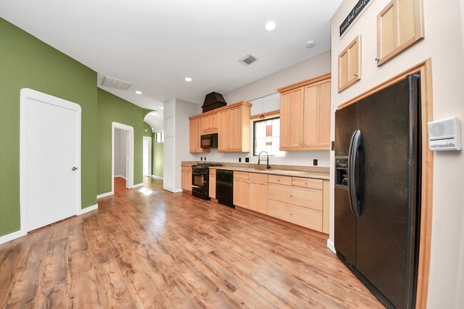 Building Photo - 832 W 27th St