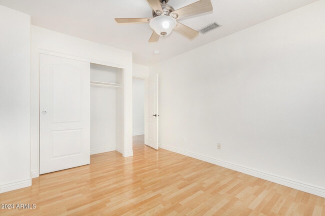 Building Photo - 8338 W Paradise Dr